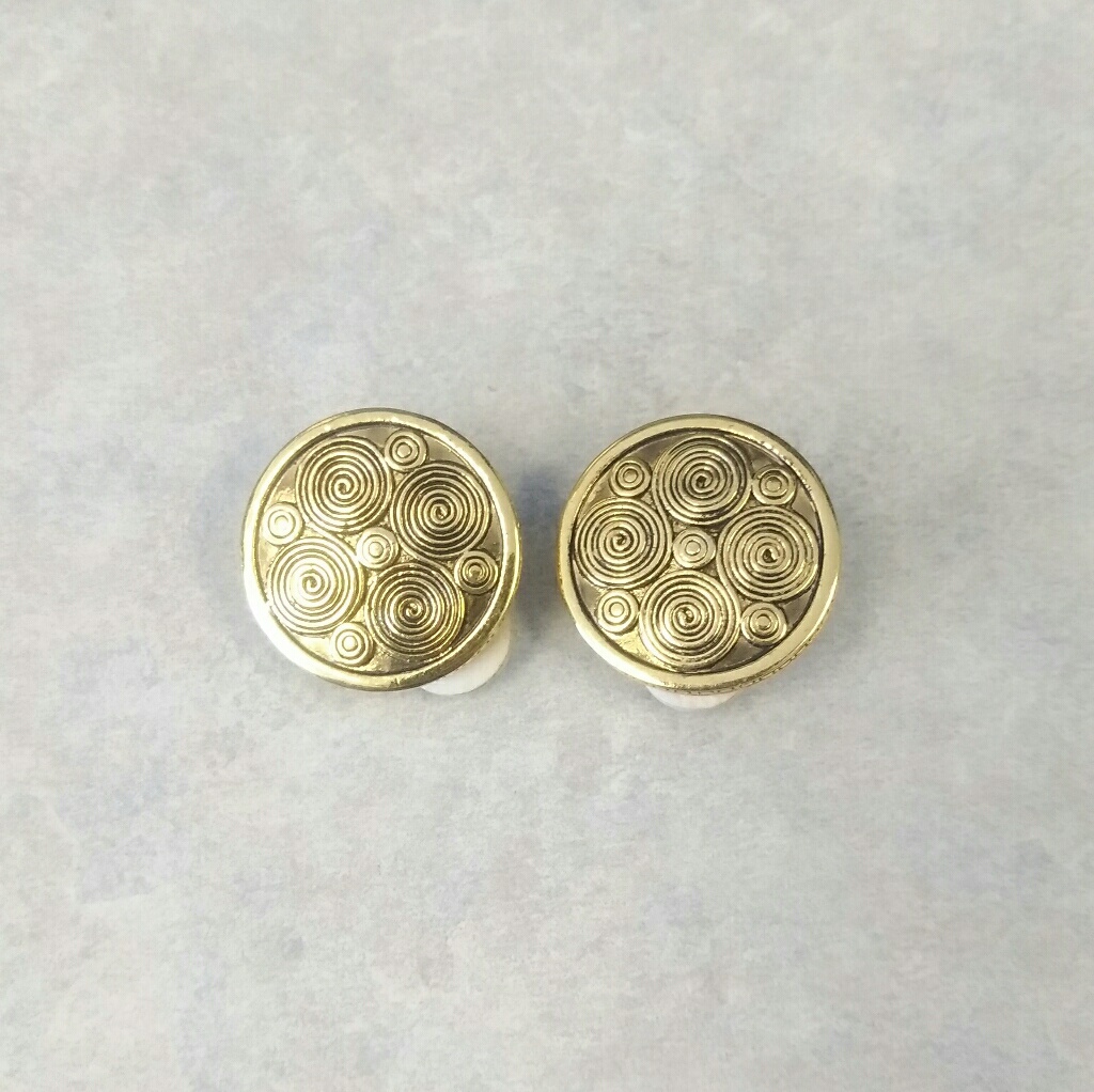 Vintage Gold-Tone Carolee Clip-On Earrings 28$